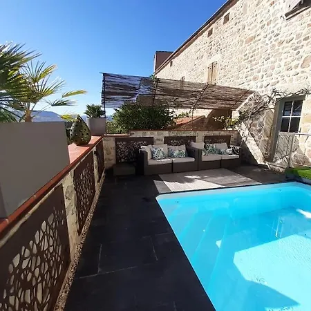 Les Pierres Blondes Apartment *